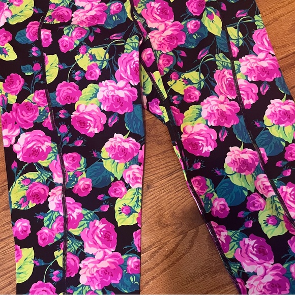 🎉rare🎉Betsey Johnson Performance floral print black athletic leggings - Picture 3 of 10